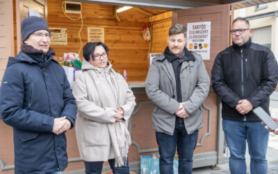 Szeretet Karácsony: Megnyílt az adománygyűjtő faház a Városház téren