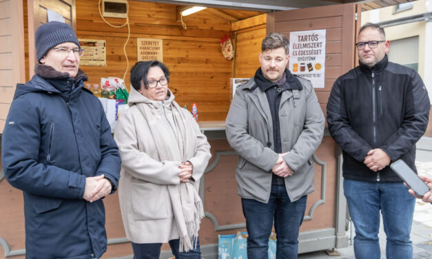 Szeretet Karácsony: Megnyílt az adománygyűjtő faház a Városház téren