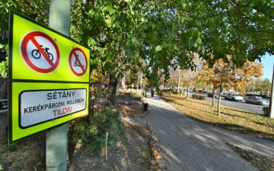 Ne rollerezz a járdán! – figyelemfelhívó táblák a Vízivárosban, 150 ezer Ft-ra is megbírságolhatják a  renitenseket