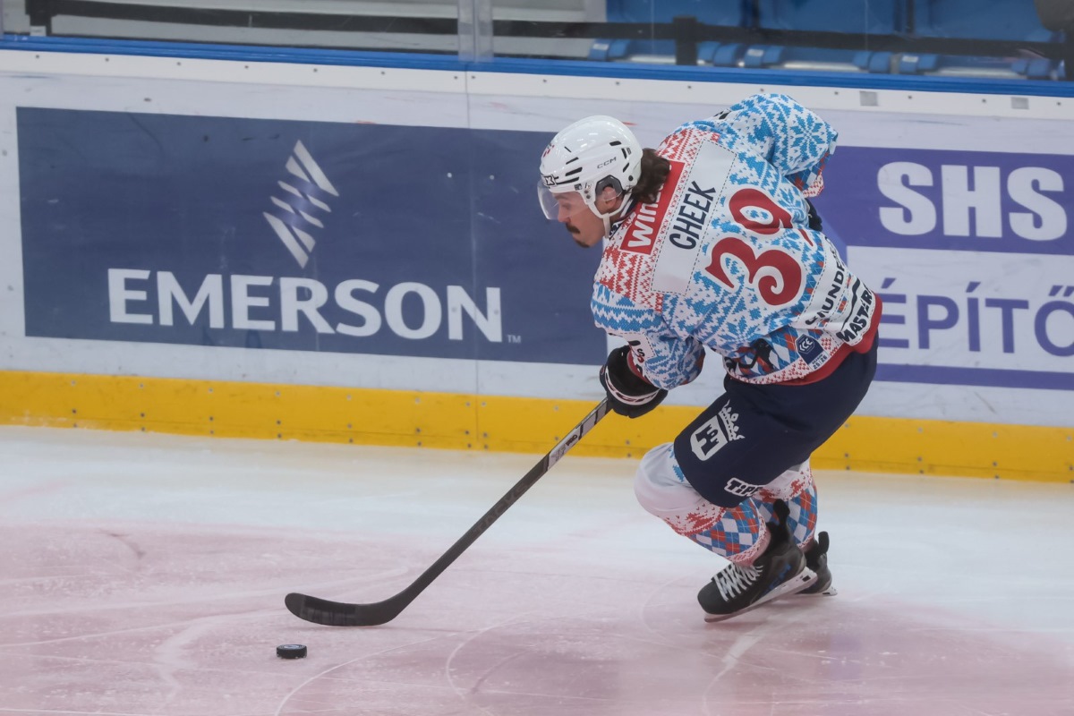 AV19_25_26_Cheek_Xmas