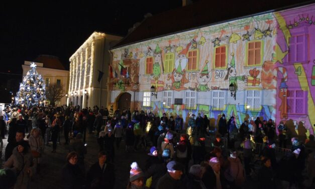 Felgyúlt a remény gyertyája Székesfehérvár adventi koszorúján