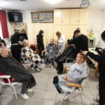 Idősek frizuráját és ünnepvárását tették szebbé az Árpád suli fodrásztanulói