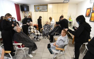 Idősek frizuráját és ünnepvárását tették szebbé az Árpád suli fodrásztanulói