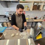 Hogy készül a török „pizza”? Emrah megmutatja!