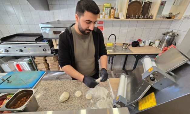 Hogy készül a török „pizza”? Emrah megmutatja!