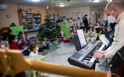 Mosolyt csaltak a Szent György Kórház Újszülött, Csecsemő és Gyermek Osztály kis betegeinek arcára