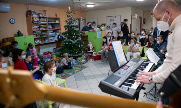 Mosolyt csaltak a Szent György Kórház Újszülött, Csecsemő és Gyermek Osztály kis betegeinek arcára