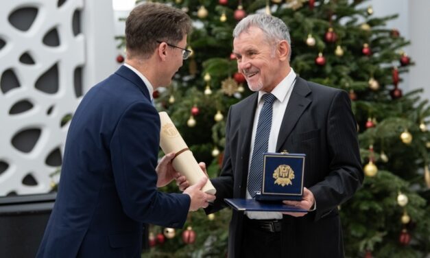 Sinkó Ottó, a VIDEOTON Holding Zrt. vezérigazgatója kapta idén a „Székesfehérvár Gazdaságáért” díjat