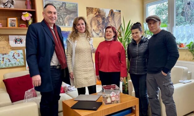 Átadták az advent idején összegyűlt adományt a kórház gyermekpszichiátriai gondozójának