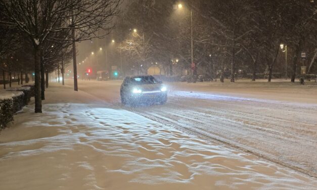 Éjjel is dolgoztak a munkagépek Fehérváron a hóval borított utak tisztításán