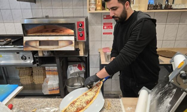 Emrah ezt is megmutatta: így készül a török pide