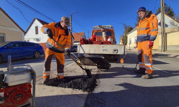 Folyamatosan javítja az úthibákat a Városgondnokság