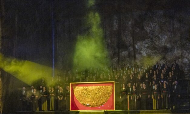 Fehérváron a koronázási palást másolata