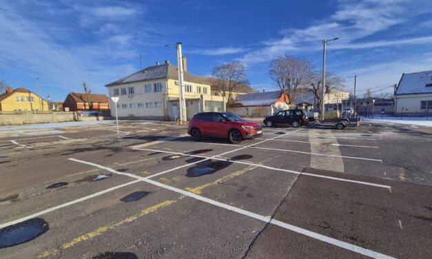 Már használható az új 133 férőhelyes, ingyenes parkoló a Sörház téren