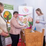 Anna  babát ringatja áprilistól a SZÉNA Egyesület vándorbölcsője