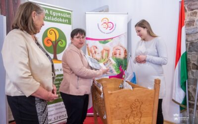 Anna  babát ringatja áprilistól a SZÉNA Egyesület vándorbölcsője