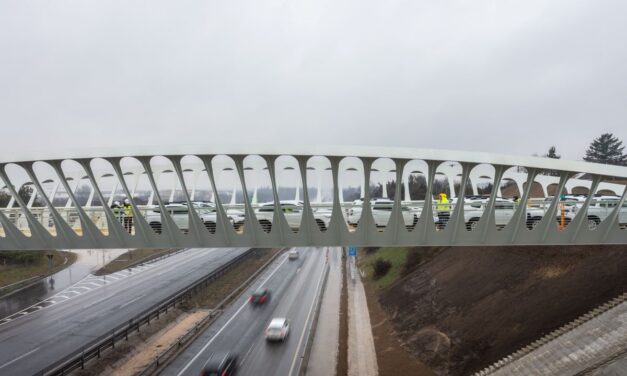 Sikeres próbaterhelés, nyárig átadják a forgalomnak az M7-es felett átívelő velencei hidat