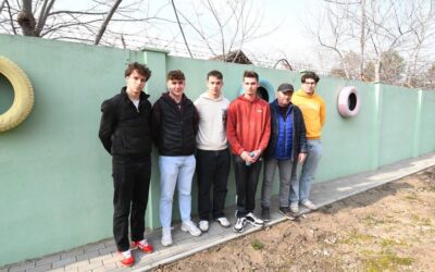 Idősotthon udvarán építettek járdát a Jáky diákjai