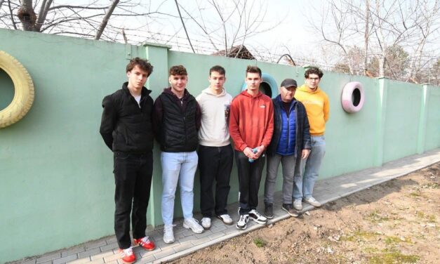 Idősotthon udvarán építettek járdát a Jáky diákjai