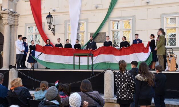 Méltó ünnep utcaszínházzal Fehérváron