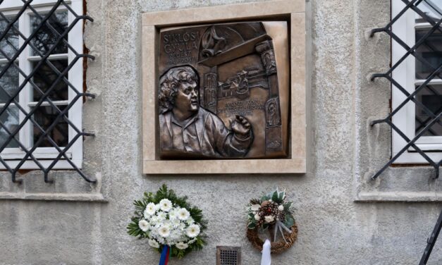 40 évig Fehérvár történetét kutatta – felavatták dr. Siklósi Gyula emléktábláját