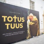 Hétfőtől a Múzeumban: nagyszabású kiállítás Szent II. János Pál pápáról