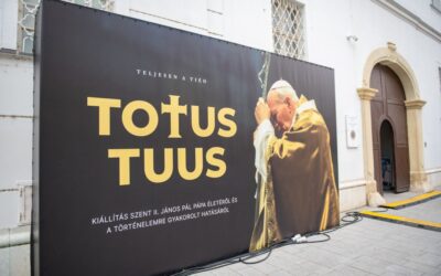 Hétfőtől a Múzeumban: nagyszabású kiállítás Szent II. János Pál pápáról