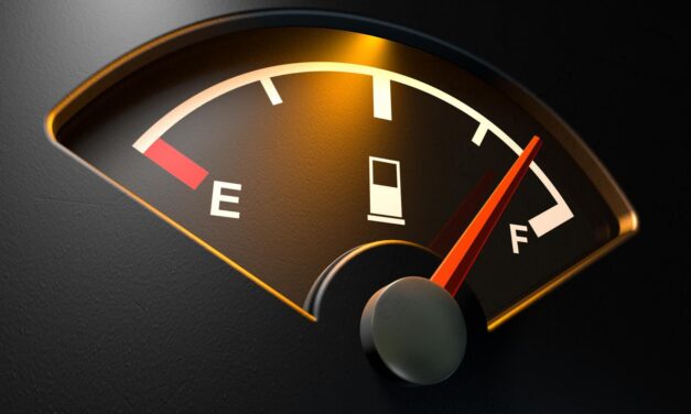 Az uniós minimumszintre csökkent az üzemanyagok jövedéki adója