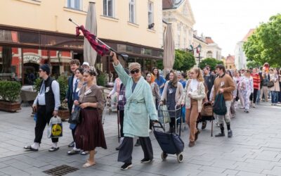 Bolondballagás – több mint nyolcszáz vidám jelmezes diák vonult végig a Belvároson