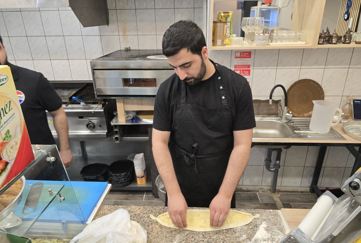 Emrah pidét készít