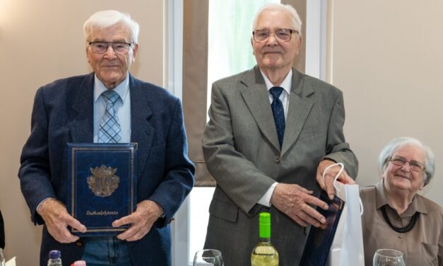 Kivételes ünnep! – egy 90 éves székesfehérvári ikerpárt köszöntött dr. Cser-Palkovics András polgármester