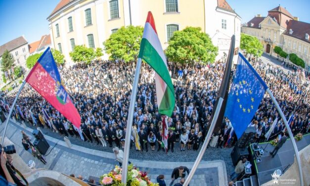 Fehérvári ballagás: rekordszámú, több, mint kétezer diák búcsúzott az iskolától