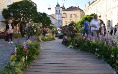 Mesébe illő virágsétány, bukovinai táncok, galambreptetés – újra Pünkösdi Virágálom a Belvárosban