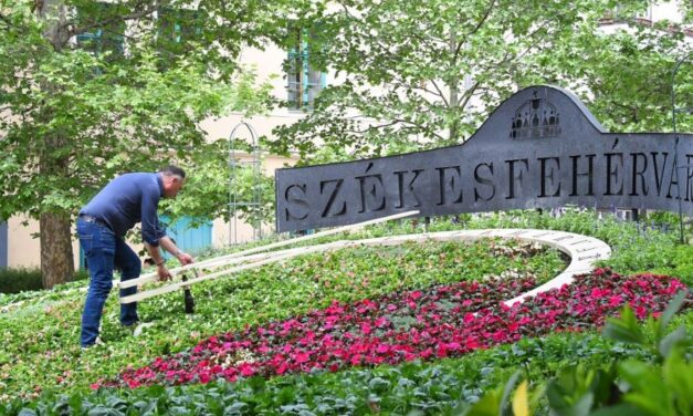 Elkészült a 2026-os Virágóra beültetése, a mutatók is a helyükre kerültek