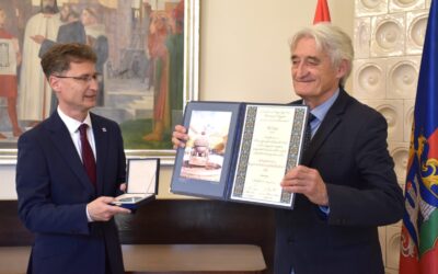 Az egykori BEK-döntős, olimpiai ezüstérmes Kű Lajos kapta a „Székesfehérvár a Kárpát-medencei együttműködésért” díjat