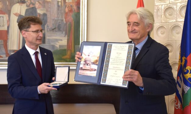 Az egykori BEK-döntős, olimpiai ezüstérmes Kű Lajos kapta a „Székesfehérvár a Kárpát-medencei együttműködésért” díjat