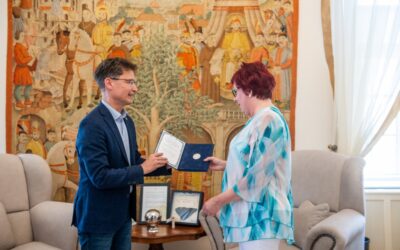 Polgármesteri Elismerő Emlékérmet kapott a Közgyűlési Iroda nyugdíjba vonuló munkatársa, Kissné Mohácsi Éva