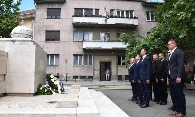 Nemzeti Összetartozás Napja: csendes koszorúzás az Országzászló emlékműnél