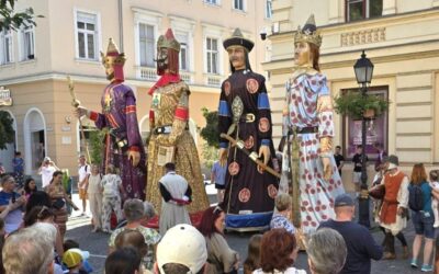 Királyi séta és Fieszta – megtelt a Belváros szombaton délután is Fehérváron