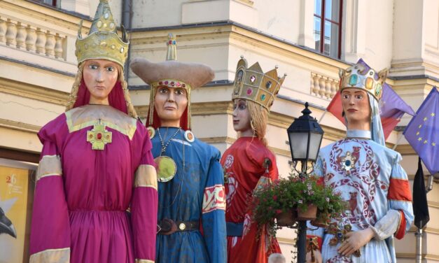 Mikor és hol találkozhatsz a királyi óriásbábokkal?