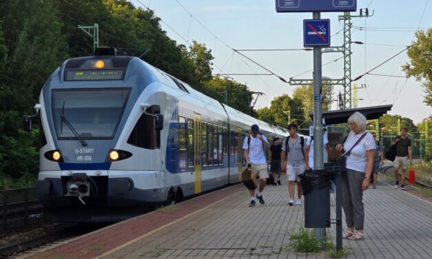 Székesfehérváron is megáll a Balatonra tartó új Vízipók sebesvonat