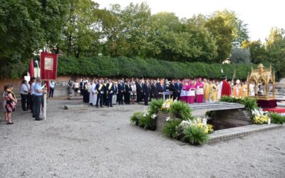 Körmenettel és szentmisével ünnepelte Szent István országfelajánlását Székesfehérvár