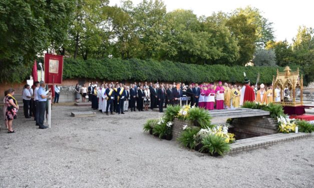 Körmenettel és szentmisével ünnepelte Szent István országfelajánlását Székesfehérvár