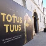 Holnap ismét kurátori tárlatvezetéssel tekinthető meg a TOTUS TUUS – Teljesen a tiéd! kiállítás