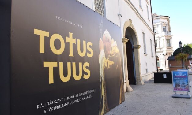 Holnap ismét kurátori tárlatvezetéssel tekinthető meg a TOTUS TUUS – Teljesen a tiéd! kiállítás