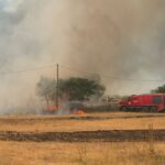 Ég a határ, a tűz veszélyezteti Feketehegy-Szárazrét északnyugati részét, többeknek ideiglenesen el kellett hagyniuk otthonukat