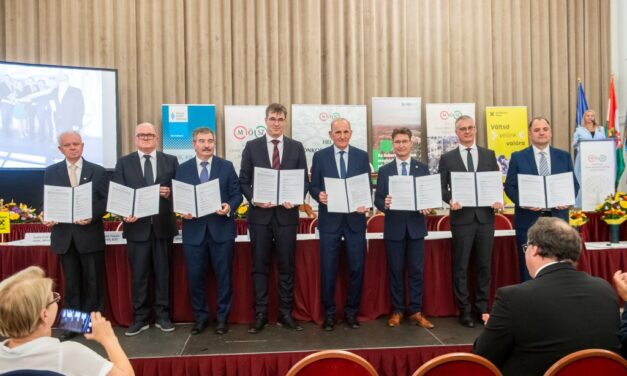 Történelmi megállapodást írt alá a nyolc önkormányzati szövetség Gödöllőn