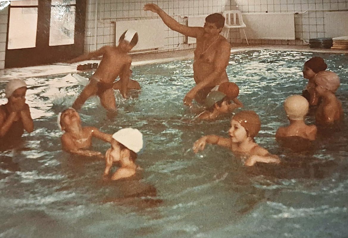 Delfin uszoda2