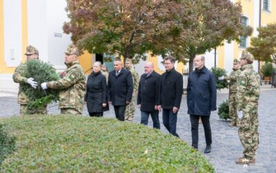 Koszorúzások a katonatemetőkben – az elhunyt honvédek emléke előtt tisztelegtek Fehérváron