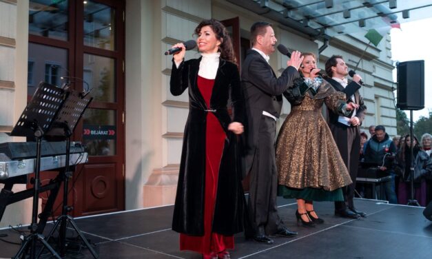Operettslágerek a Belvárosban – ajándékkoncert a színház előtt